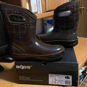 Bogs Women’s size 7 chocolate plaid Mid Boots